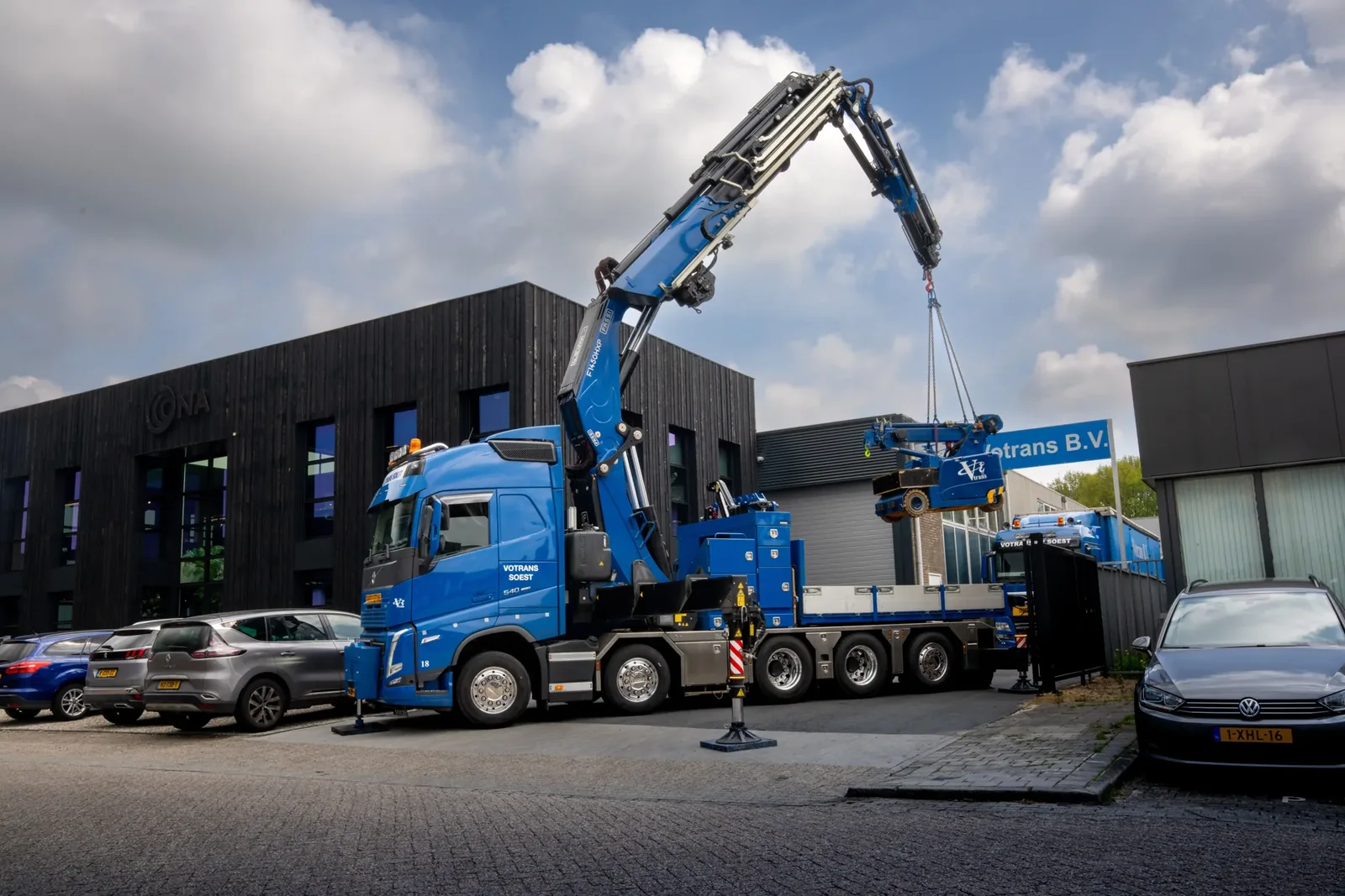 Kraanwagen van Votrans op locatie