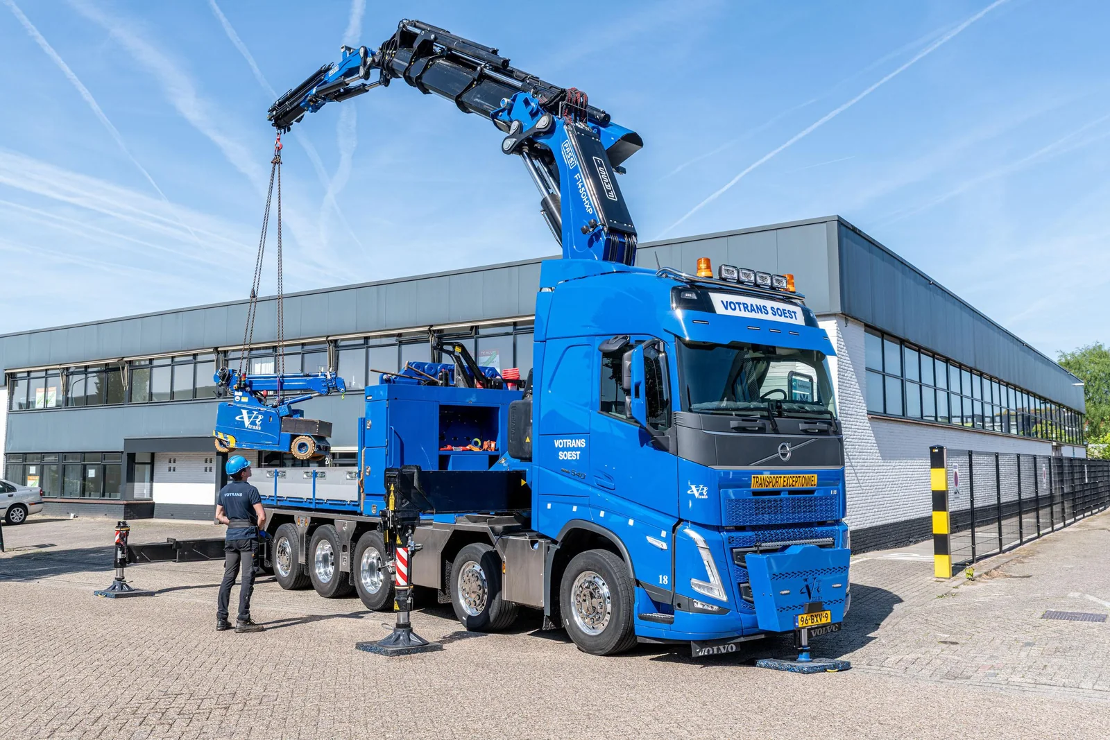 Votrans-kraanwagen bij hijswerk op locatie